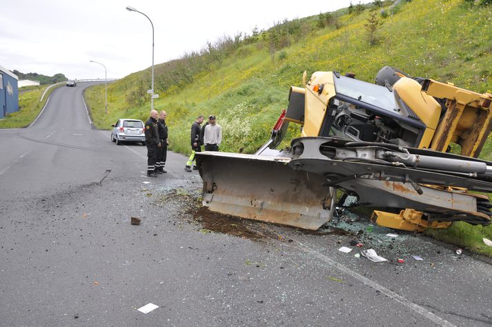 Eins og sést, var grafan ansi illa leikin eftir slysið.
