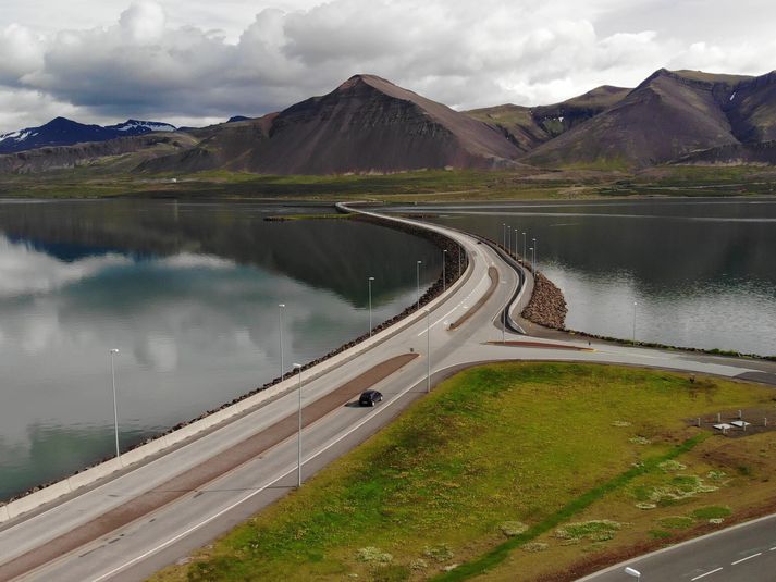 Bíllinn var á suðurenda Borgarfjarðarbrúar þegar kviknaði í honum