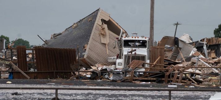 Skemmdir eftir að hvirfilbylur reið yfir Oklahoma.