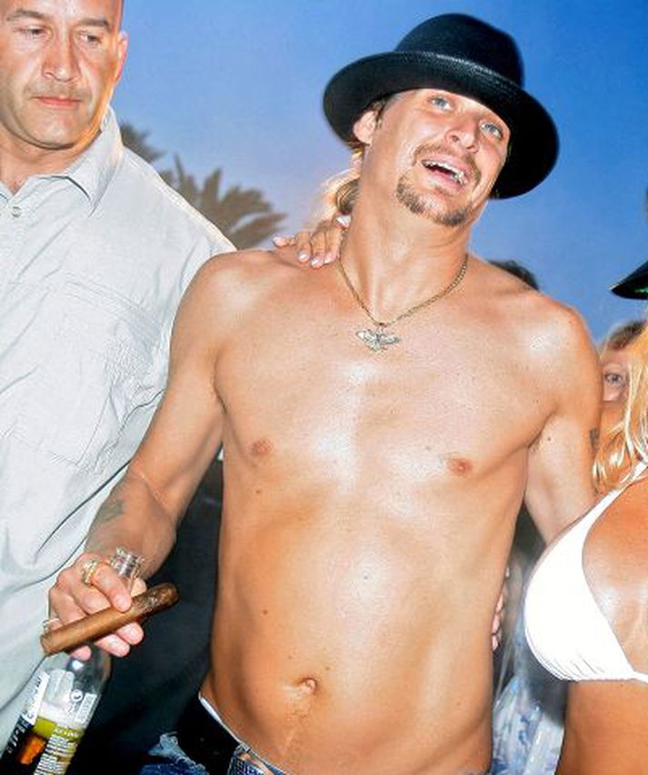 Pamela Anderson og Kid Rock giftu sig með eftirminnilegum hætti fyrir fjórum mánuðum en eru nú búin að sækja um skilnað.
