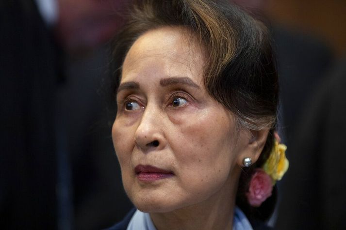 Aung san Suu Kyi hlaut á sínum tíma friðarverðlaun Nóbels fyrir lýðræðisbaráttu sína í Burma gegn herforingjastjórninni. Hún komst svo til valda í fyrstu frjálsu kosningum landsins en ekki leið á löngu uns herinn tók þar aftur öll völd.