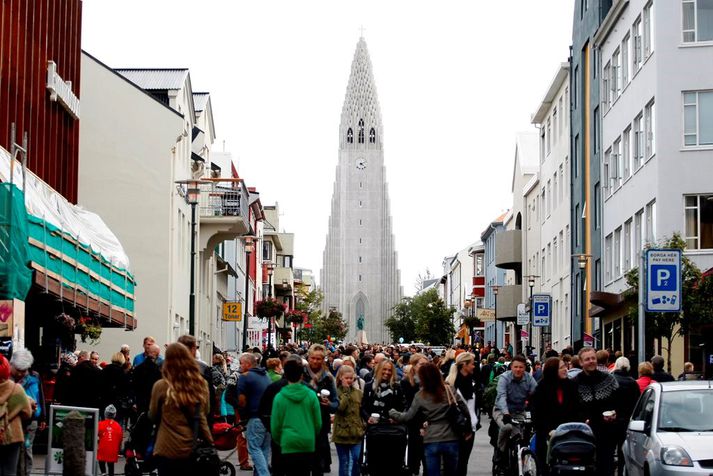 Skutlþjónusta Strætó ekur frá Kirkjusandi og upp að Hallgrímskirkju.
