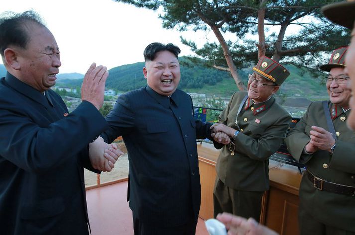 Kim Jong-un, leiðtogi Norður-Kóreu, fagnar tilraunaskotinu þann 14. maí síðastliðinn.