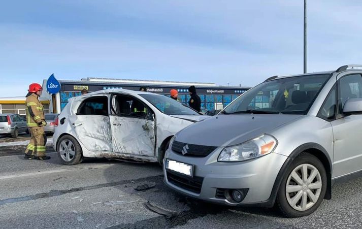 Fjórir voru fluttir á slysadeild eftir áreksturinn á Reykjanesbraut.