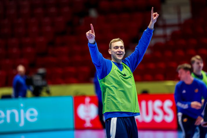 Einar Þorsteinn Ólafsson fagnar marki. Hann átti frábæra innkomu í vörn Íslands gegn Ungverjum eftir að hafa glímt við veikindi dagana á undan.