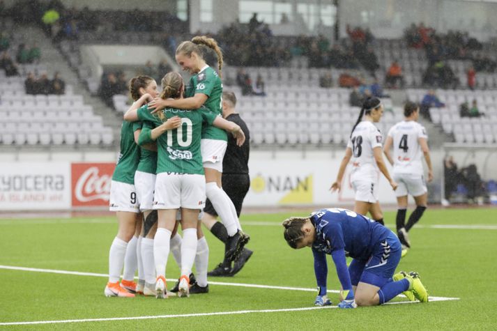 Blikar fagna en Guðný Geirsdóttir, markvörður ÍBV, er niðurlút að sjá.