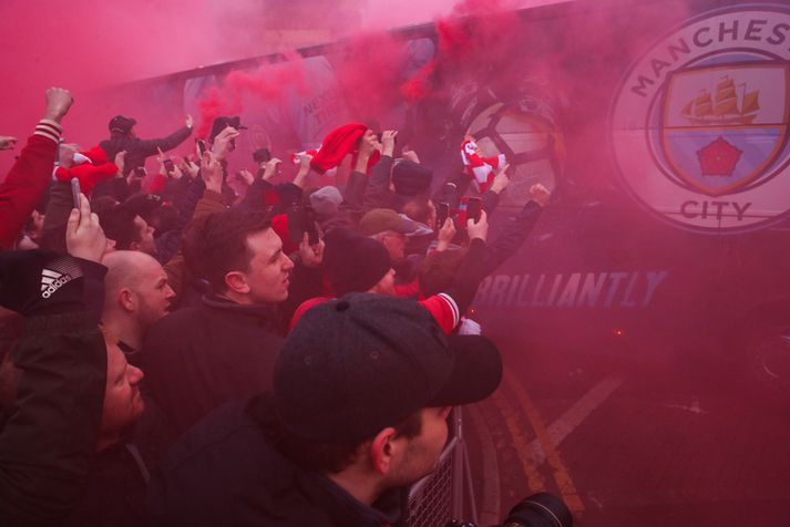 Það gekk mikið á fyrir utan Anfield þegar liðin voru að mæta í fyrri leikinn.