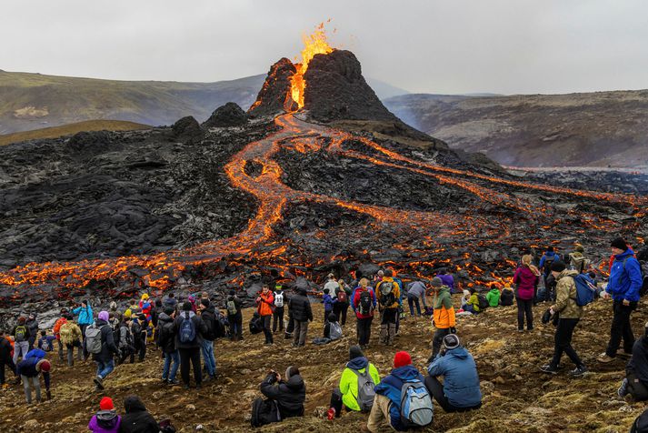 Fólksfjöldinn hjá eldgosinu við Fagradalsfjall á Reykjanesi í gær.