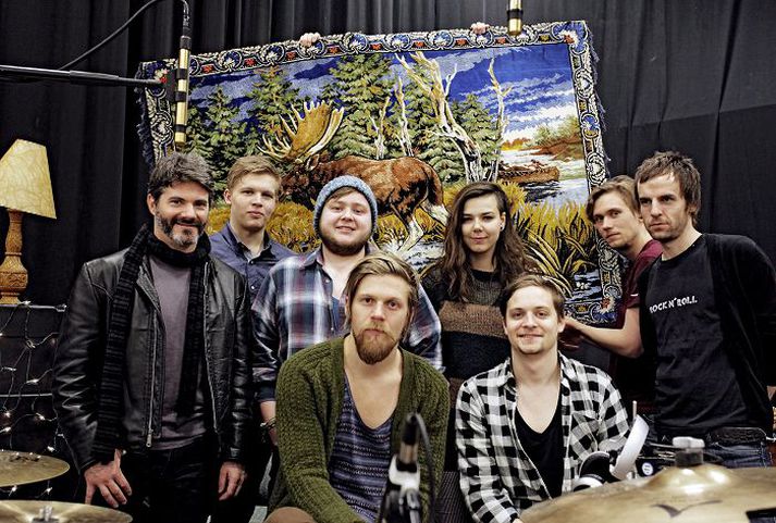 Of Monsters and Men í hljóðverinu ásamt upptökustjórunum Jacquire King (lengst til vinstri) og Aroni Arnarssyni (lengst til hægri) í janúar. fréttablaðið/valli