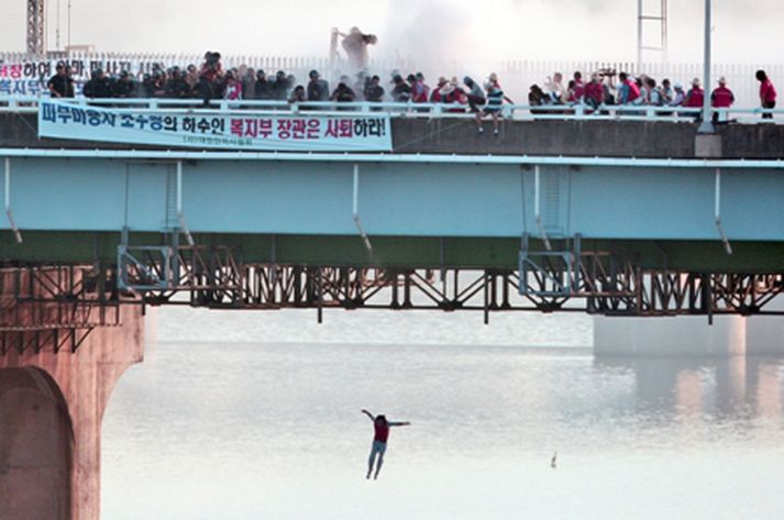 Einn hinna blindu lætur sig flakka í Han-fljótið.