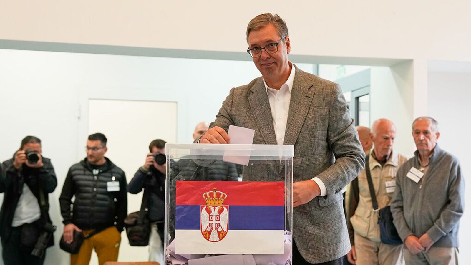 Serbar ganga til skyndikosninga
