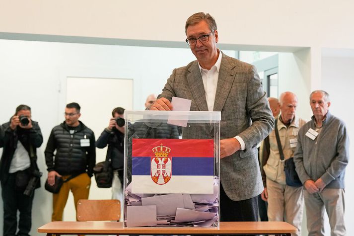 Aleksandar Vucic leiðtogi serbneska framfaraflokksins og fráfarandi forseti Serbíu greiddi atkvæði í þingkosningunum í morgun. 