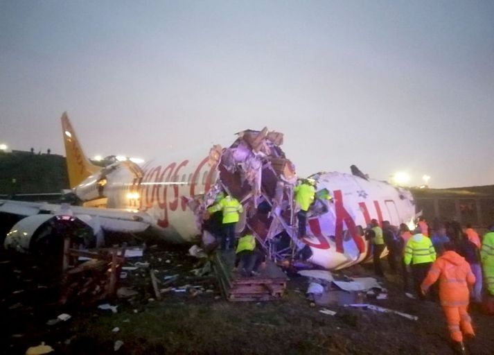 Farþegaflugvélin stórskemmdist þegar hún rann út á engi við hlið flugbrautarinnar.