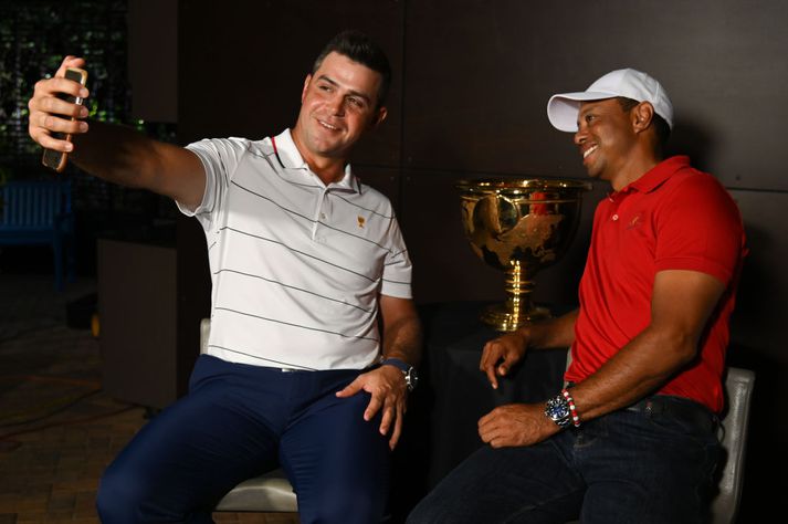 Gary Woodland fær bolamynd af sér með Tiger er tilkynnt var um valið í gær.