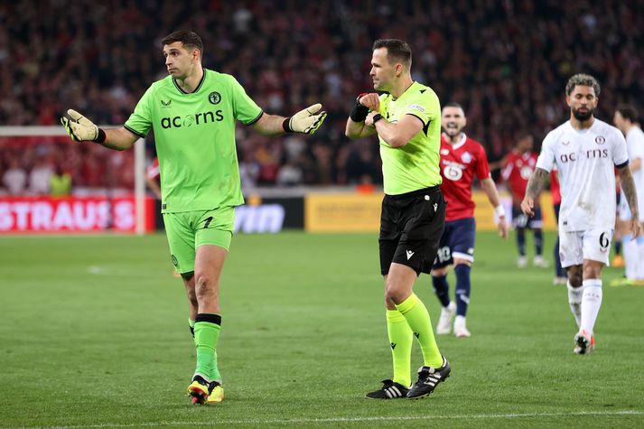 Emiliano Martinez er hér búinn að fá seinna gula spjaldið sitt frá Ivan Kruzliak dómara.