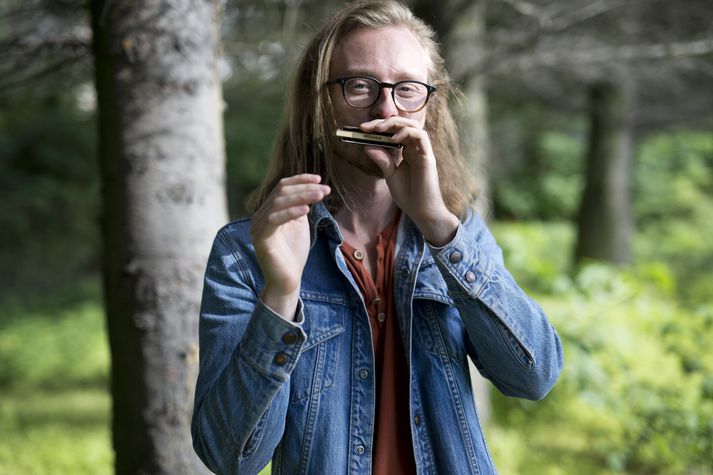 „Jú, en ég er fæddur ferðalangur. Þetta er ekkert mál fyrstu vikurnar en svo fer maður að sakna heimilis. Svo er maður ekki búinn að vera lengi um kyrrt þegar maður fer að sakna rútunnar aftur. Þetta er eins og sjóaralífið.“ 