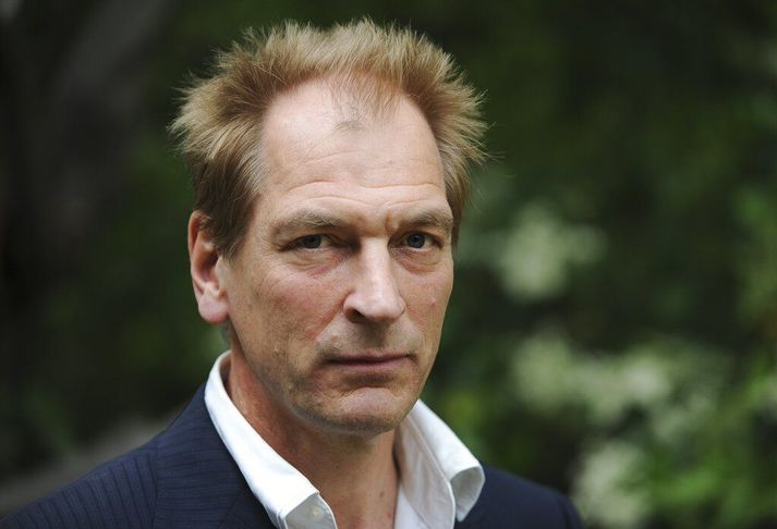 Hinn 65 ára Julian Sands er þekktur fyrir að hafa farið með hlutverk í vinsælum kvikmyndum og sjónvarpsþáttum á borð við Smallville og A Room with a View.