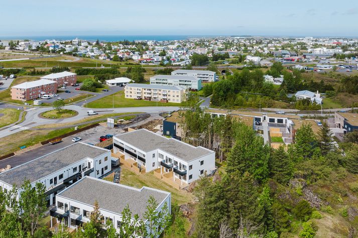 Fjölbýlishúsið við Stekkjarberg 11a í Setberginu í Hafnarfirði fyrir miðju.