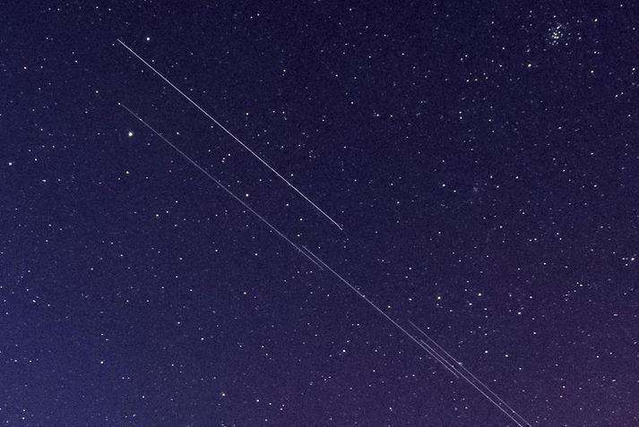 Starlink-gervitungl SpaceX skilja eftir sig langar bjartar rákir á næturhimninum á þessari mynd sem tekin var í Ungverjalandi í nóvember.