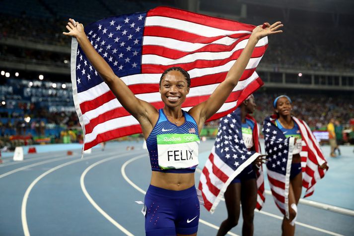 Allyson Felix fagnar með bandaríska fánann á Ólympíuleikunum í Ríó.