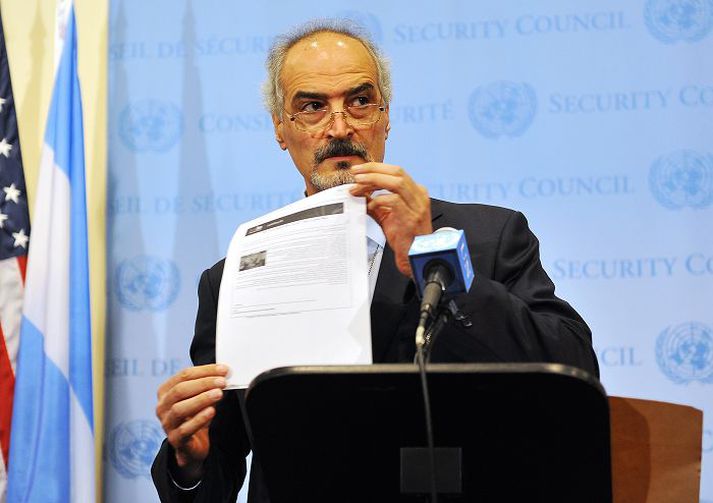 Bashar Jaafari, sendiherra Sýrlands hjá Sameinuðu þjóðunum, veifar skjali sem hann segir innihalda upplýsingar frá bandarísku leyniþjónustunni um efnavopn í Ísrael.