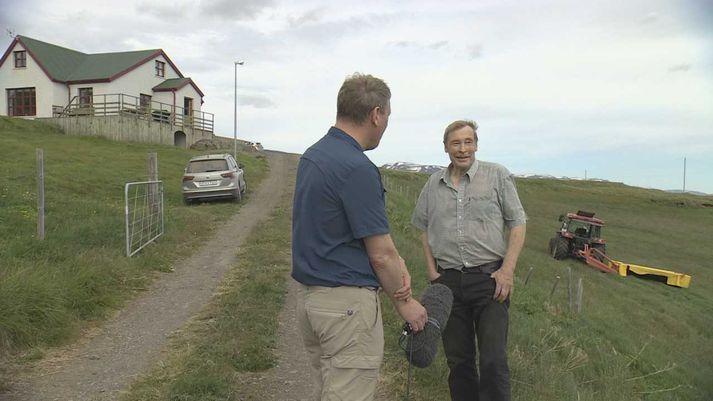 Jónas Guðmundsson, bóndi á Hrafnabjörgum eitt, í viðtali um lögheimili Sigmundar Davíðs, sem var í húsinu til vinstri, Hrafnabjörgum þrjú.