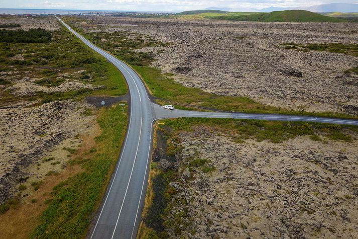 Bíllinn kom akandi úr Hafnarfirði og var í aflíðandi beygjunni á Krýsuvíkurvegi þegar slysið varð. Bíllinn á myndinni er að beygja af Leiðarendavegi inn á Krýsuvíkurveg.