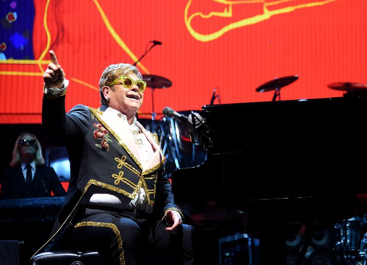 Syngiði með! Elton John í miðri sveiflu.