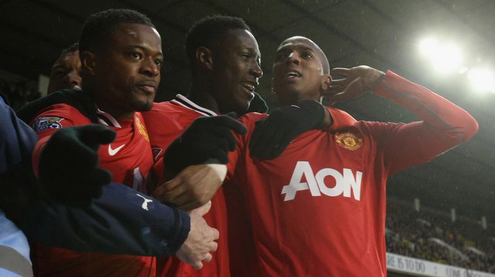 Ashley Young fagnar með félögum sínum í liði Manchester United.