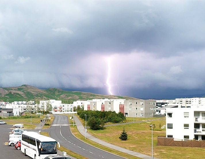 Borgarbúar urðu flestir varir við eldingaveðrið í gær, enda voru þær ansi stórar líkt og þessi aðsenda mynd ber með sér sem tekin var í Grafarholti í Reykjavík í gær.