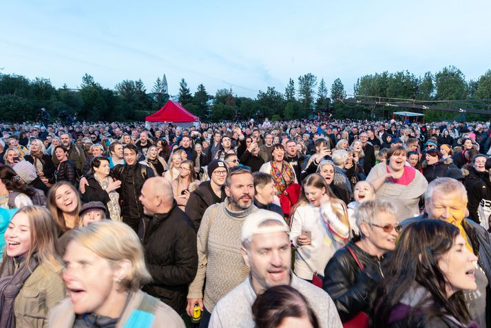 Börnum er frjálst að skemmta sér fram á nótt í fylgd foreldra en alls ekki ef þau eru ölvuð.