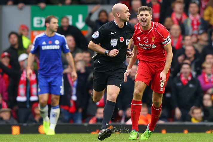 Steven Gerrard öskrar hér á Anthony Taylor dómara.