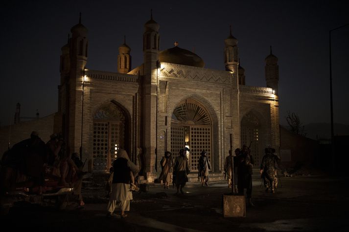 Talibanar við Eidgah moskuna þar sem fimm almennir borgarar létu lífið í sprengjuárás í dag.