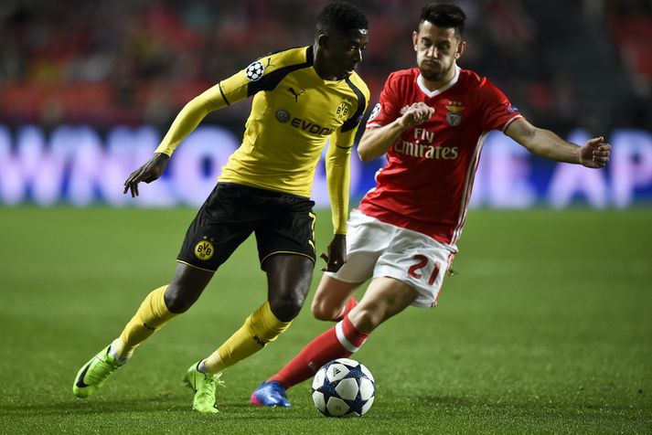 Ousmane Dembélé í baráttu við Pizzi.