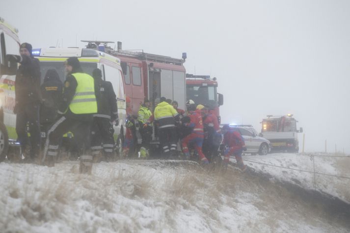 Alls voru 41 um borð í rútunni en hún valt út af Þingvallavegi í morgun.