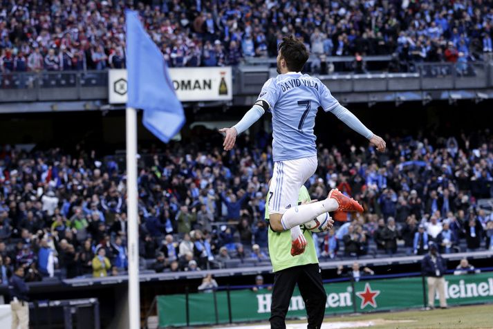 David Villa fagnar hér marki sínu í leiknum í nótt.