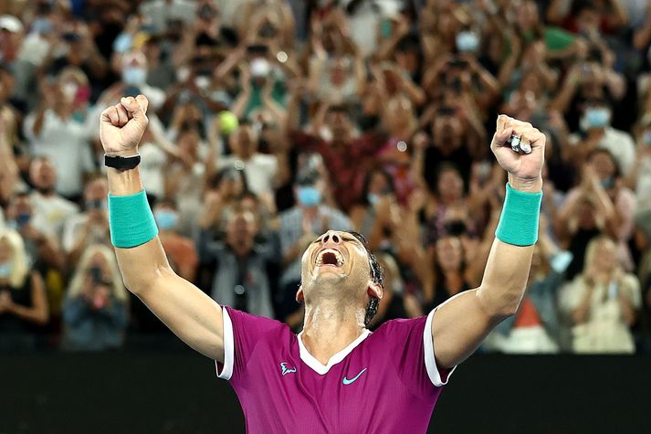 Rafael Nadal fagnar sigri á opna ástralska meistaramótinu 2022