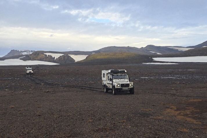 Ökumenn þessara tveggja Land Rover-bifreiða ullu miklu jarðraski í sumar. 