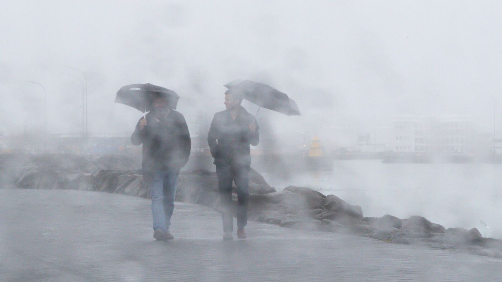 All­hvass vindur og rigning