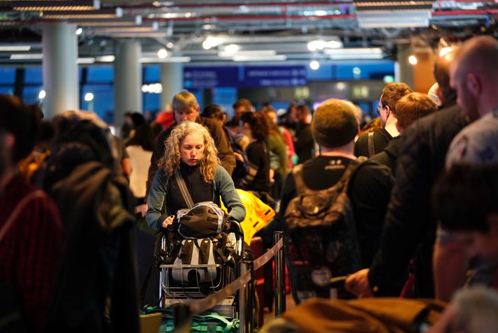 Frá örtröðinni á Keflavíkurflugvelli í dag. Vatni og samlokum hefur verið dreift til farþega auk þess sem bráðaliðar standa vaktina ef eitthvað skyldi koma upp á.