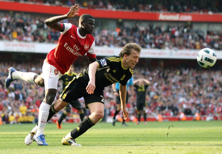 Eboue brýtur á Lucas í viðbótartíma á Emirates á síðustu leiktíð.