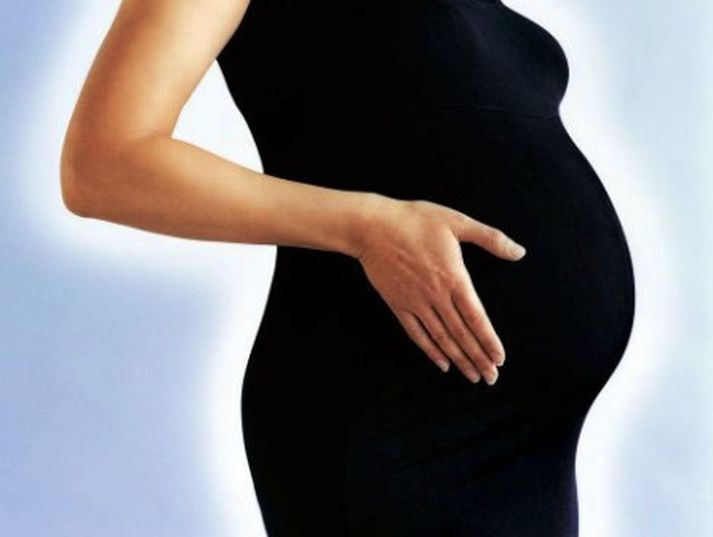 Á salerni mæðraverndar eru miðar þar sem konum er leiðbeint, á íslensku og pólsku, hvernig þær geta haft samband