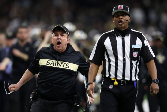 Sean Payton, þjálfari Saints, brjálast eftir að dómararnir dæmdu ekki neitt í leiknum fræga.