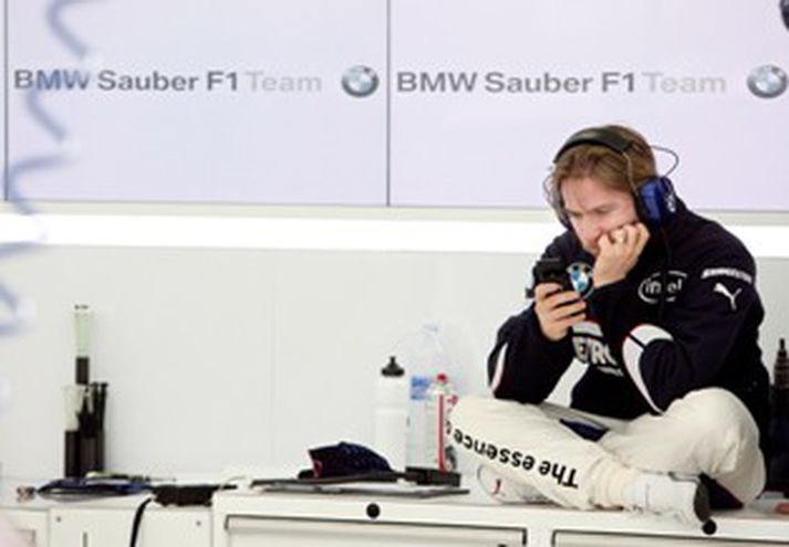 Nick Heidfeld lét sér leiðast á fæingu í dag