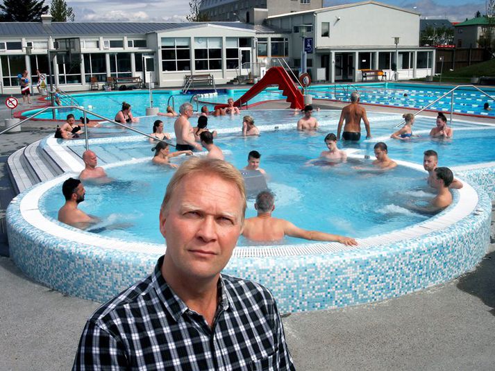 Hafliði Halldórsson, forstöðumaður Vesturbæjarlaugar, og félagar þurfa að laga verðmerkingar.