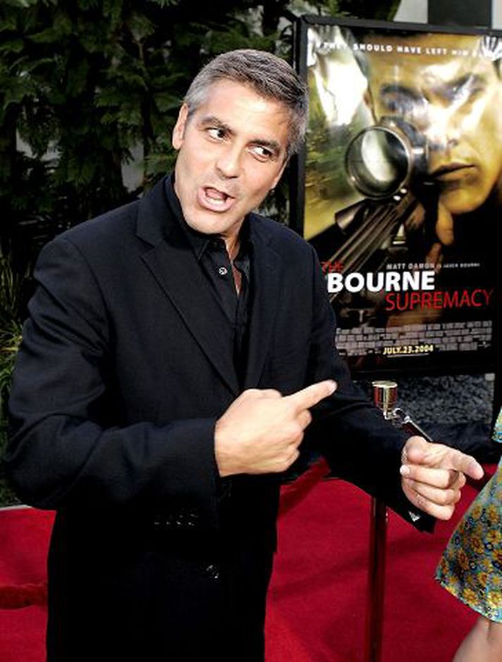 Hjartaknúsari George Clooney er komin með nýja dömu upp á arminn sem er Ellen Barkin leikkona.