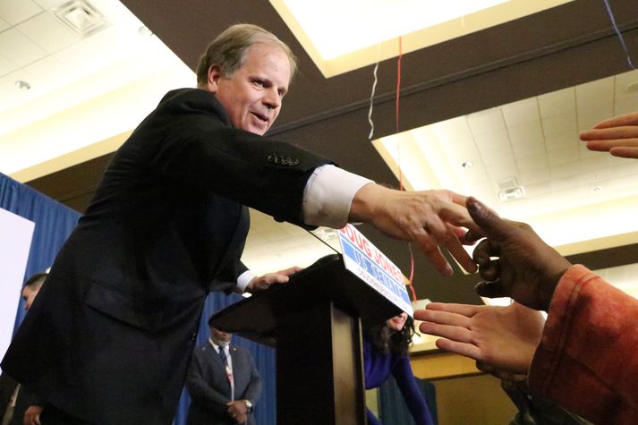 Doug Jones, nýkjörinn öldungadeildarþingmaður fyrir hönd Alabama. Hann fékk 20.000 fleiri atkvæði en frambjóðandi Repúblikana.