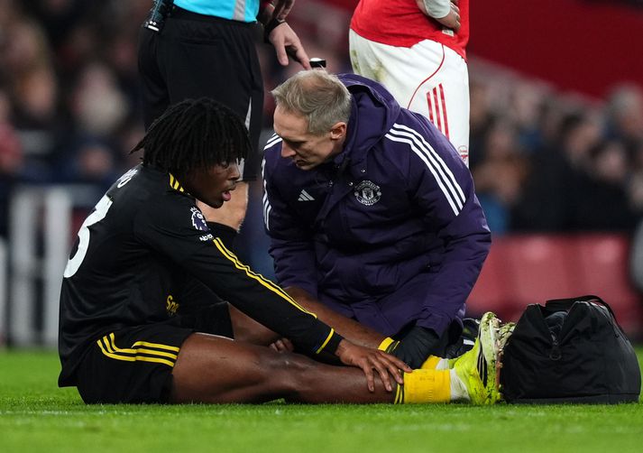 Patrick Dorgu fær aðhlynningu í leiknum gegn Arsenal.