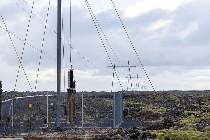 Rafmagnslaust varð á öllum Suðurnesjum í um þrjár klukkustundir í gær þegar Suðurnesjalínu sló út.