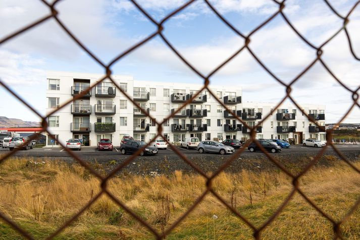 Maðurinn fannst látinn í félagslegri íbúð konunnar í Bátavogi. Verði hún fundinn sek um manndráp á hún yfir höfði sér langa dvöl bak við lás og slá.